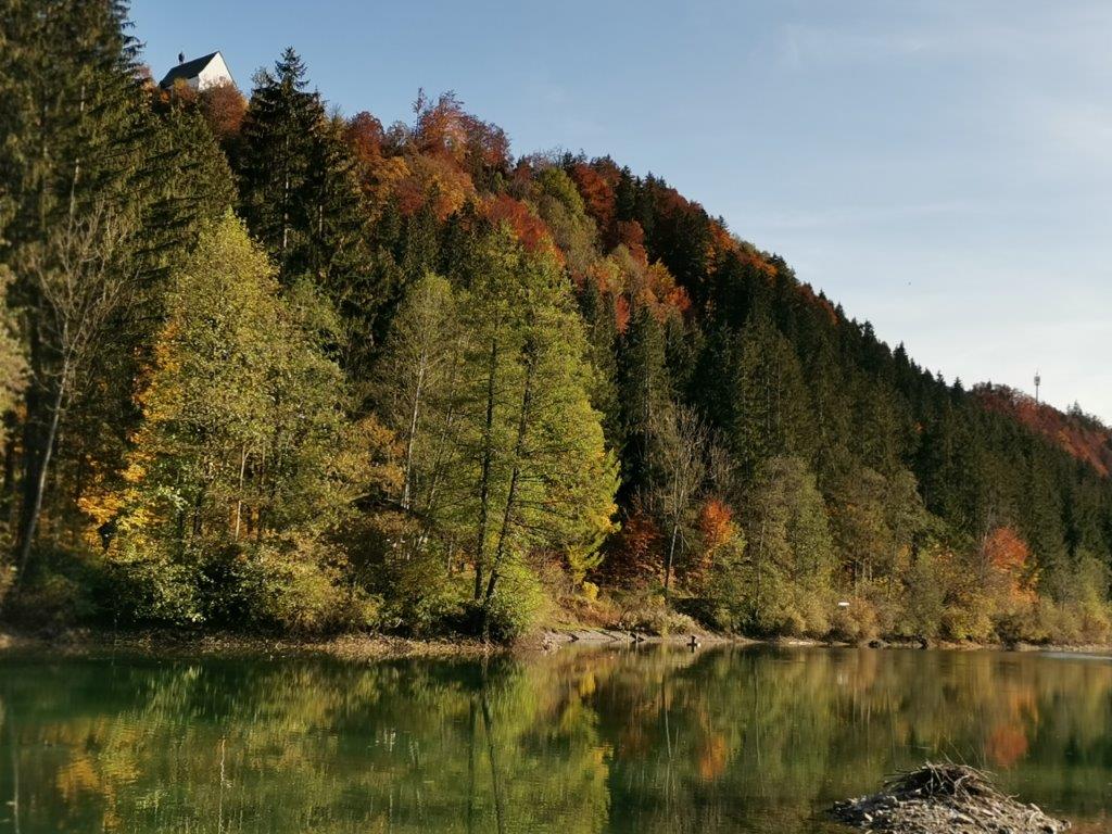 Burgkapelle-mit-Auwaldsee-im-Herbst